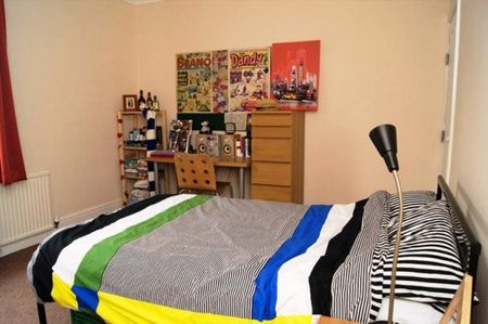 A large 4 bedroom house in the Ecclesall area near to SHU - Photo 5