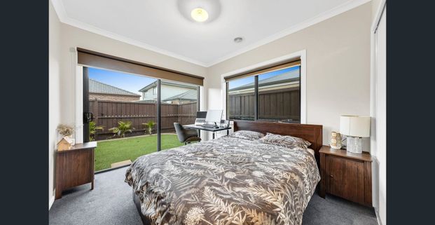 Prestige Family Living in the Heart of Quarters Estate !! - Photo 1