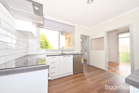 Fully Renovated, Unbeatable Location, Immaculate Home: 3 Bedroom home in Mount Waverley - Photo 5