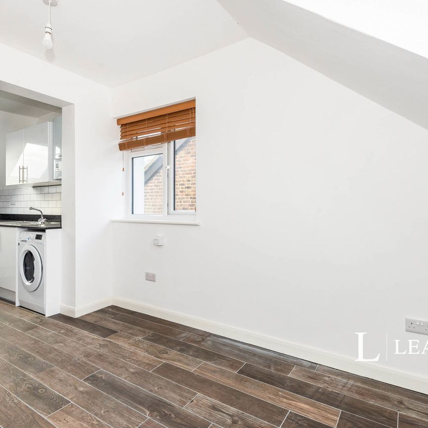 1 bedroom property to rent Grovehill Road, Redhill, Surrey, RH1 - Photo 1