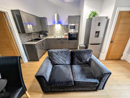 3 bedroom flat to rent - Photo 3