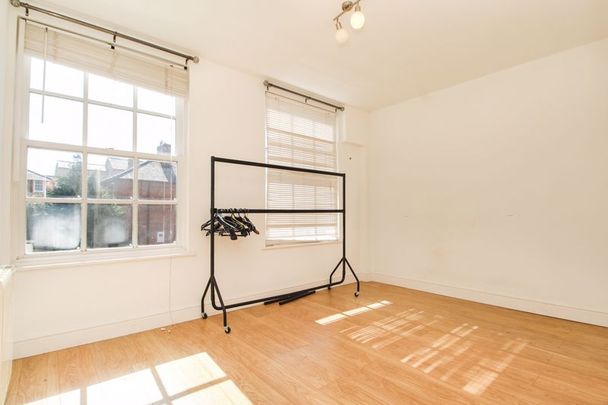 The Crescent, Bedford - Photo 1