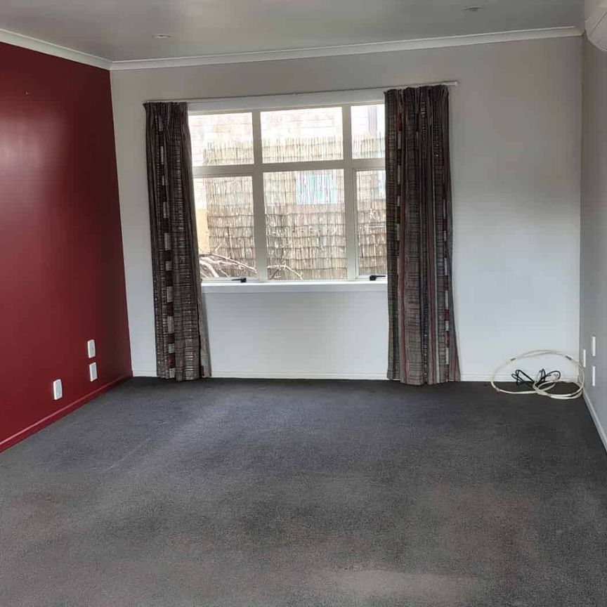 Four Bedrooms/ 2 Bathrooms & Double Garage - Photo 1