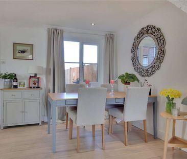 A charming four bedroom end-of-terrace cottage in the popular villa... - Photo 5