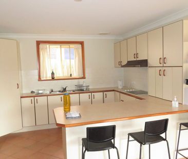 SPACIOUS FOUR BEDROOM HOME, CLOSE TO THE CBD! - Photo 2