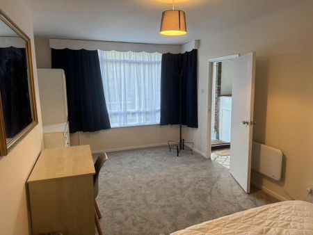 3 bedroom apartment to rent - Photo 4