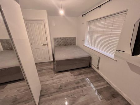 2 bedroom end of terrace house to rent - Photo 3