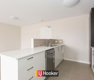 Top floor unit with 2 car spaces! - Photo 5