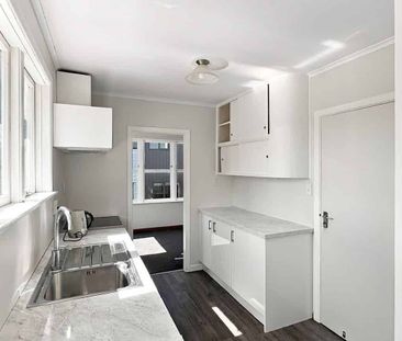 Charming family home in Mangere Bridge! - Photo 4