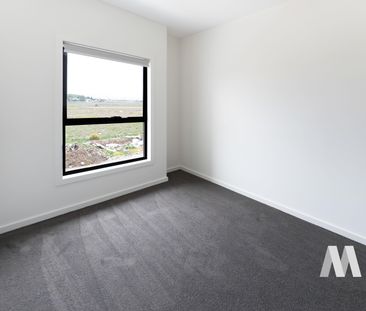 24 Ballycarrane Street, Woodstock VIC 3751 - Townhouse For Rent | D... - Photo 1