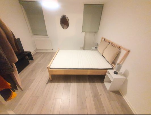 Room in a Shared House, Philpot Square, SW6 - Photo 1