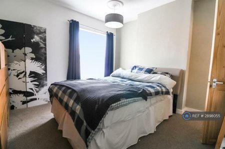 3 bedroom end of terrace house to rent - Photo 2