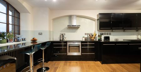 A highly desirable three bedroom warehouse conversion boasting fantastic views of the River Thames and Tower Bridge. - Photo 5