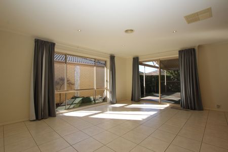 Easy living in Amaroo - Photo 5