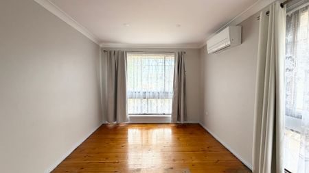 Comfort, Space & Convenience - Perfect Family Home in St Johns Park! - Photo 5