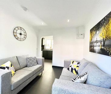 5 bedroom end of terrace house to rent - Photo 3