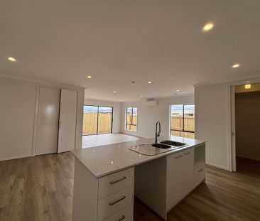 Modern 3-Bedroom Family Home with 2 Bathrooms and Garage - Photo 6