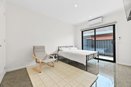 Brand new fully furnished rooms with private courtyards – All bills included! - Photo 5