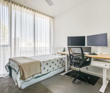 Lakefront Stunner - Executive Apartment with Views - Fully Furnished! - Photo 4