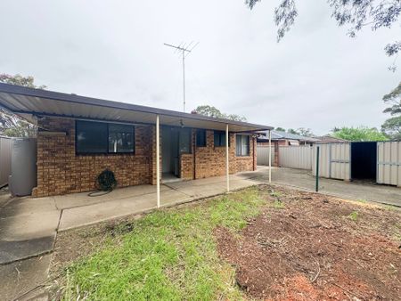 Spacious 3-Bedroom Family Home in Prime Kingswood Location - Photo 5