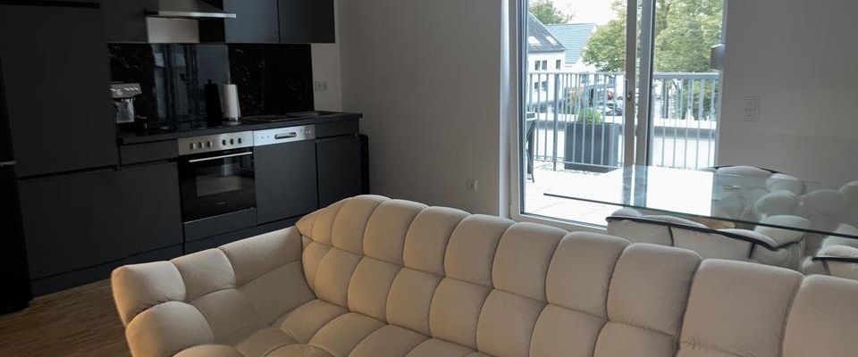 Elegantes 2-Zi-Penthouse mit Balkon in Düsseldorf-Unterbach - Foto 1