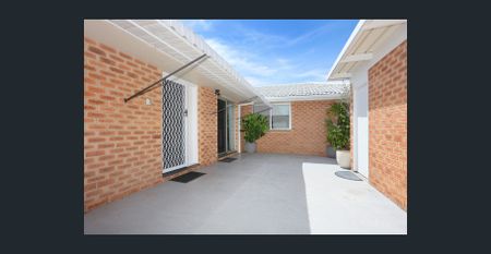 GREAT FAMILY HOME WITH A LARGE BACK YARD! GARDENS INCLUDED IN RENT! - Photo 5