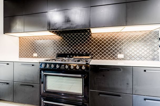 Dual Living! Massive Deck! 4 Bay Shed - 7x12 m! - Photo 1