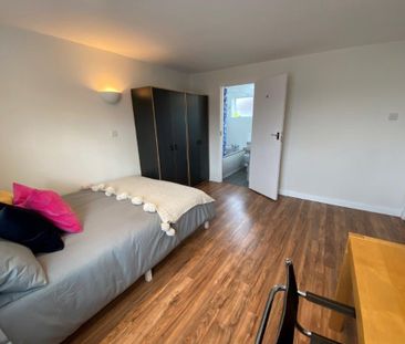 4 bedroom end of terrace house to rent - Photo 2