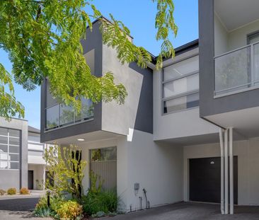 Modern Stylish Two-Storey Residence in Prime Location! - Photo 3