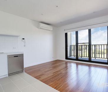 Light, bright and beautiful - Photo 1