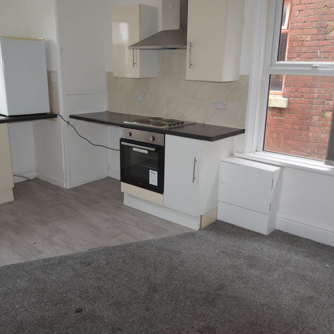 To Let 1 Bed Flat - Photo 1