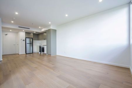Spacious Apartment with Park Views - Photo 5