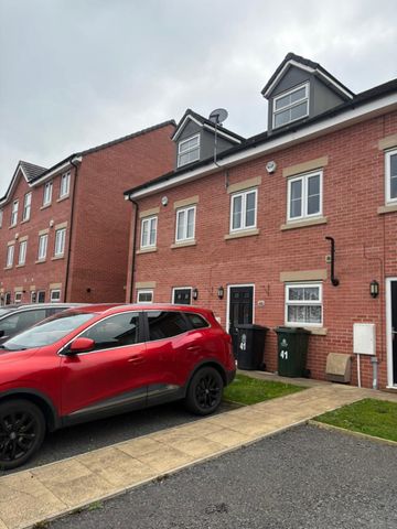 3 bed Town House - To Let - Photo 3