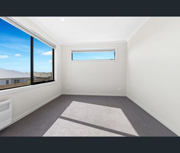 28 Adenmore Cct, Deanside, Vic 3336 - Photo 2