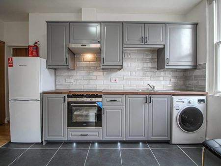 Apt 10, George House - Photo 5