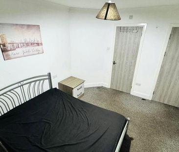 6 bedroom semi-detached house to rent - Photo 3