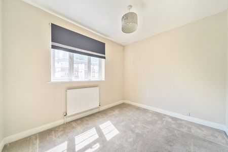 Flat to rent - Amblecote Road, London, SE12 - Photo 4