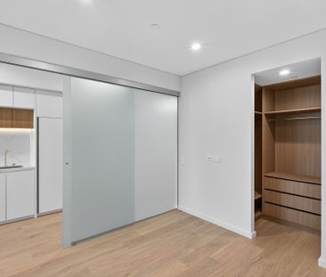 Sleek & Sophisticated Studio Apartment - Photo 4