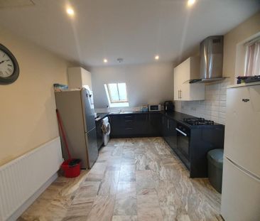 3 bedroom flat to rent - Photo 6