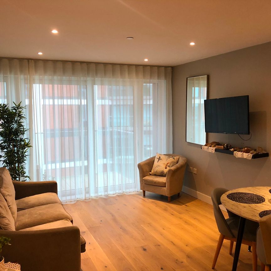 Spacious Two Bedroom Apartment for Rent in Royal Arsenal Riverside - Photo 1