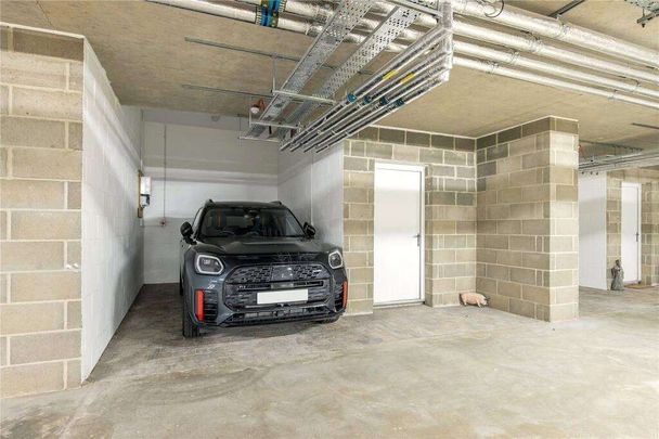Modern townhouse with underground parking - Photo 1