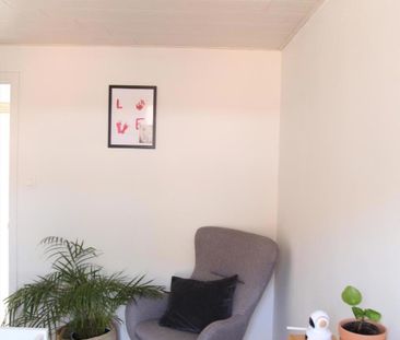 Ruime woning in rustige straat met garage en zonnig terras - Photo 3