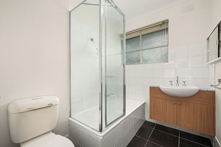 Boutique block, huge balcony & security parking, all in the heart of St Kilda! - Photo 4