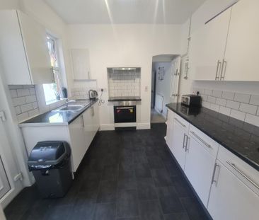 1 bedroom in a house share to rent - Photo 2