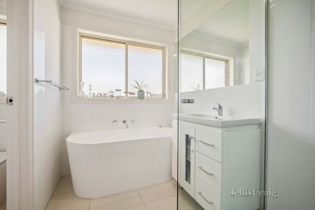 1/106 Whitehorse Road, Mount Clear - Photo 3