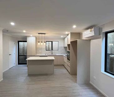 MODERN, SECURE & MINUTES TO THE AIRPORT! - Photo 4