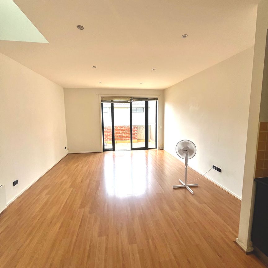 MODERN, TWO BEDROOM DOUBLE STOREY APARTMENT QUIETLY LOCATED. - Photo 1