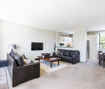 Private, Sun-Filled Townhouse in Prime Remuera / Newmarket Location - Photo 2