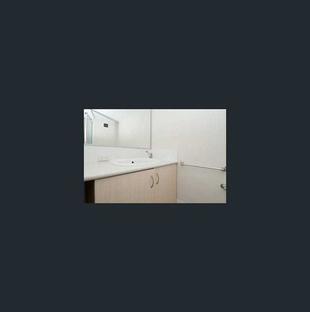 Fully furnished studio apartment – student accommodation only. - Photo 5