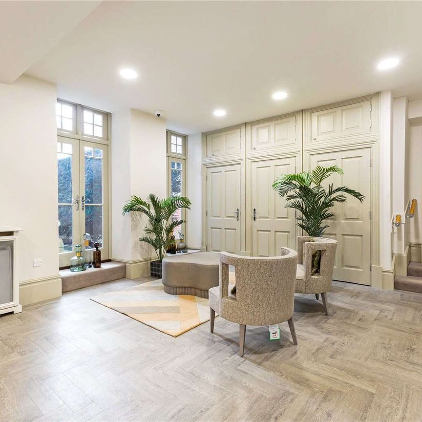 Superb three bedroom duplex apartment set within the grounds of Essendon Country club - Photo 1